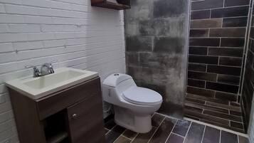 Comfort-Zimmer | Badezimmer | Dusche, Handtücher, Seife, Toilettenpapier