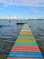 Playa privada, arena blanca, toallas de playa, masajes en la playa