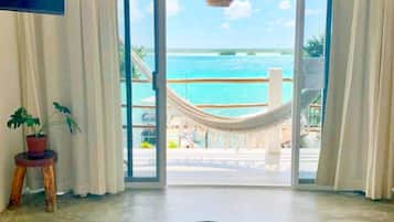 Habitación panorámica, vista a la laguna | Cortinas blackout, wifi gratis y ropa de cama