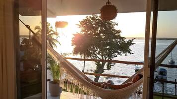 Habitación panorámica, vistas a la laguna | Cortinas opacas, wifi gratis, ropa de cama