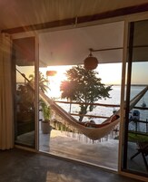 Cortinas blackout, wifi gratis y ropa de cama 