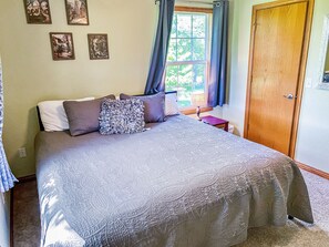 4 bedrooms, desk, iron/ironing board, WiFi