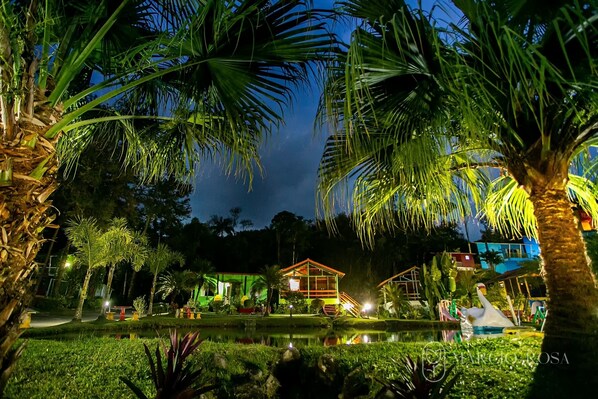 施設の正面 (日没後)