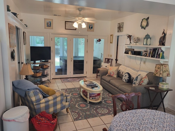 A living room with a television, sofa, coffee table, and a fireplace. - Minutes from the beach, with indoor hot tub (Daufuskie Island)