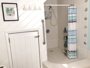 Douche, sèche-cheveux, serviettes fournies, savon