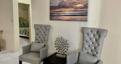 Beautiful 2/bedroom 2/Bathroom condo next to beach