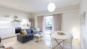 Un salon moderne avec un canapé, une table basse et une table à manger.