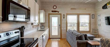 Frigorífico, microondas, horno y placa de cocina