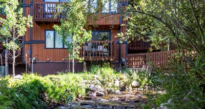 Creek. Cozy Romantic Getaway. Ski in. Pool Hot Tub