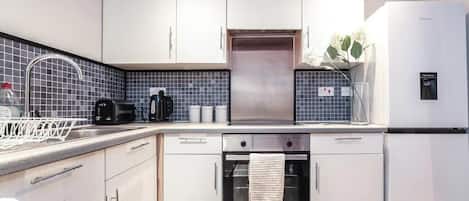 Een koelkast, een magnetron, een oven, een kookplaat