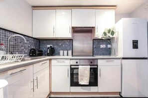 Fridge, microwave, oven, stovetop - Stunning Mezzanine Apartment In The Heart Of Liverpool (Liverpool)