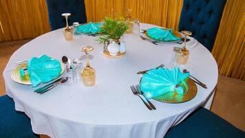 Cabin | Dining