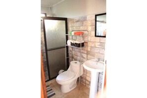 Bathtub, towels, soap, shampoo - Cozy Country House, Relax, Comfort, Nature. (LA FORTUNA, SAN CARLOS)