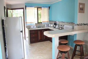 Kühlschrank, Mikrowelle, Herdplatte, Wasserkocher mit Kaffee-/Teezubehör