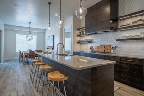 Fridge, microwave, oven, stovetop - Arcadia 51 |  Private Hot Tub * Resort Pool * Shuffleboard (Santa Clara)