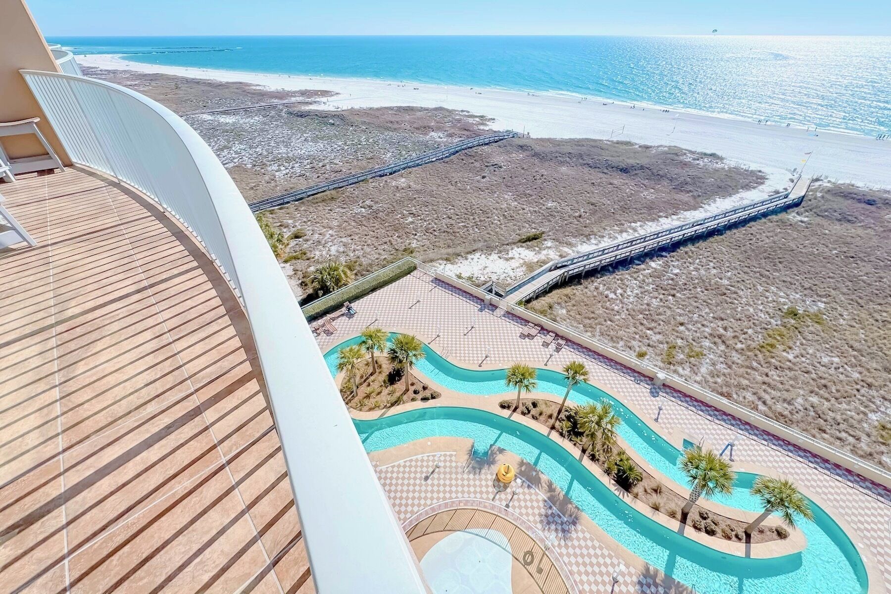 Innendørsbasseng og et oppvarmet basseng