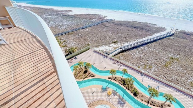 Ein Resort mit Poolbereich, Zugang zum Strand und Blick auf den Ozean.