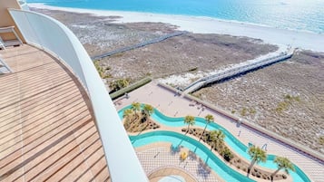 Innendørsbasseng og et oppvarmet basseng