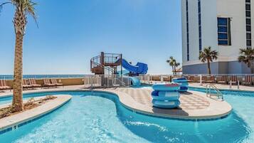 Innendørsbasseng og et oppvarmet basseng