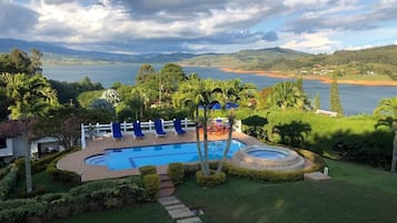 Una piscina techada, una piscina al aire libre