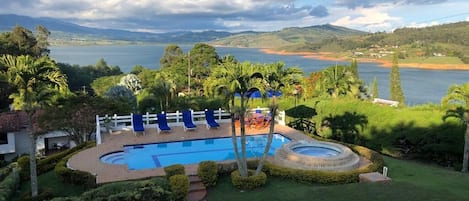 Una piscina techada, una piscina al aire libre