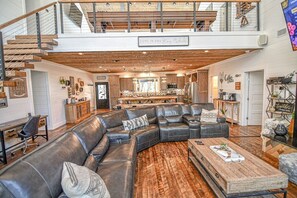 Smart TV, chimenea, videojuegos y reproductor de DVD 