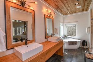 Tina, secadora de cabello, toallas 