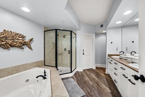 Ensemble douche/baignoire, baignoire Ă jets, sĂšche-cheveux