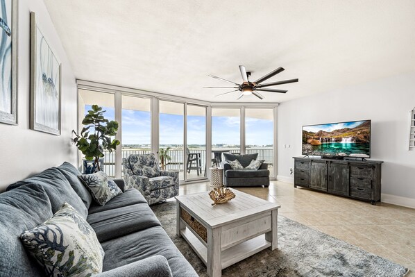 Smart TV, reproductor de DVD, tenis de mesa y libros 