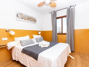 3 slaapkamers, een strijkplank/strijkijzer, internet, beddengoed