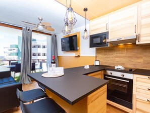Fridge, microwave, oven, coffee/tea maker