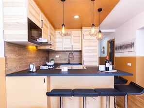 Een koelkast, een microgolfoven, een oven