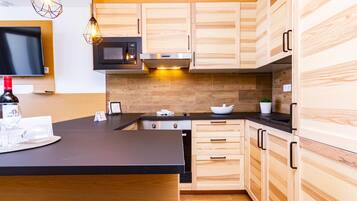 Refrigerador, microondas, horno y cafetera y tetera