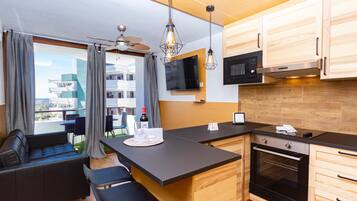 Refrigerador, microondas, horno y cafetera y tetera