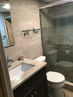 Badewanne, Haartrockner, Handtücher, Toilettenpapier