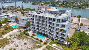 Un hôtel à plusieurs étages doté d’une piscine sur le toit et offrant une vue sur l’eau.