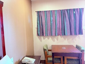 Escritorio, wifi gratis y ropa de cama 