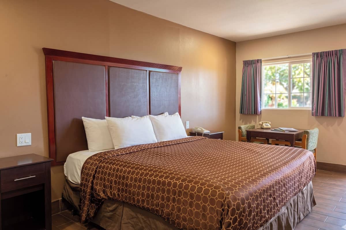 Työpöytä, ilmainen Wi-Fi, vuodevaatteet