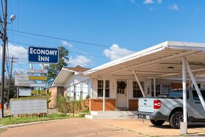 Free self-parking - Economy Inn by Hotel O Gladewater, TX (Gladewater)