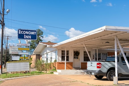 Estacionamiento gratis. Economy Inn by Hotel O Gladewater, TX