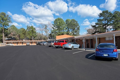 Estacionamiento gratis. Economy Inn by Hotel O Gladewater, TX