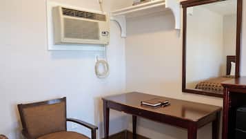 Escritorio, wifi gratis y ropa de cama