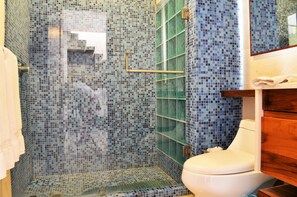 Apartment | Bathroom | Shower, rainfall showerhead, free toiletries, hair dryer - La Olas By Riviera Rentals (Playa del Carmen)