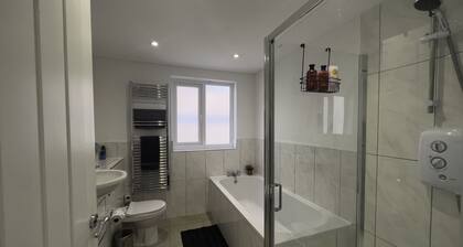 Spacious, boutique 2 Bed Apartment, central location
