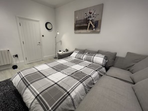 2 bedrooms, desk, iron/ironing board, travel crib - Spacious, boutique 2 Bed Apartment, central location (Royal Tunbridge Wells)