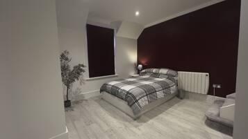 2 dormitorios, escritorio, tabla de planchar con plancha y cuna de viaje