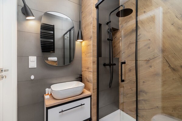 Shower, towels, shampoo