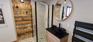 Badewanne, Haartrockner, Handtücher