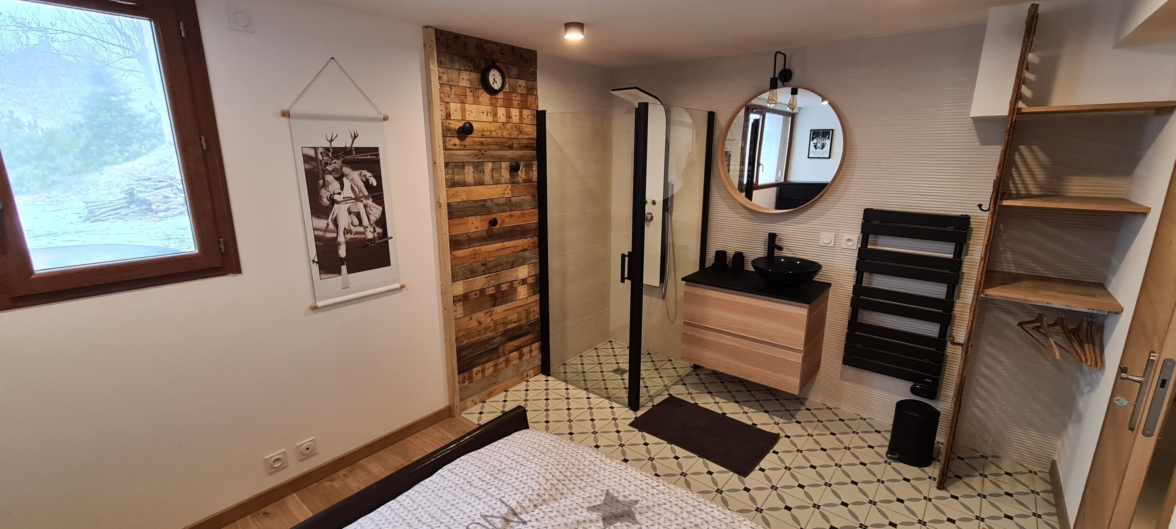 4 bedrooms, travel cot, free WiFi, bed sheets