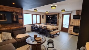 Un salon moderne avec un canapé, une table basse et un coin repas.